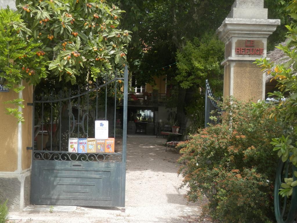 Les Gites De Grand Pere Jules Violès Buitenkant foto